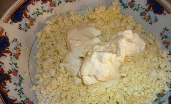 1. Этап. Запеканка в мультиварке Филипс: Влейте взбитое яйцо к творогу. Добавьте сметану. И всё хорошенько перемешайте.