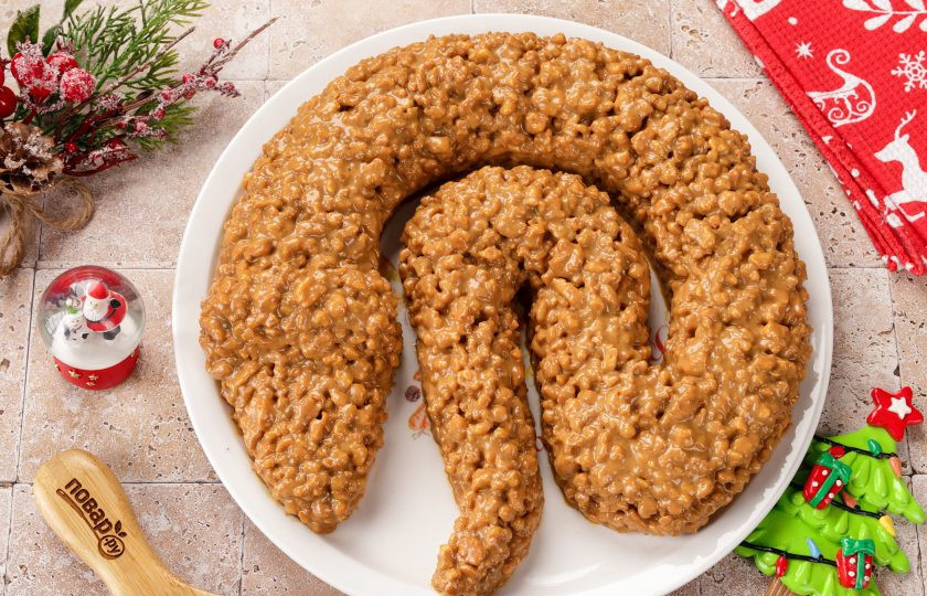 1. Этап. Новогодний торт Зеленая Змея: Мы продолжаем и создаём праздничный новогодний торт. Примерно через час крошки пропитаются, а масса схватится. Слепить из готовой массы можно что угодно, у нас сегодня змея.