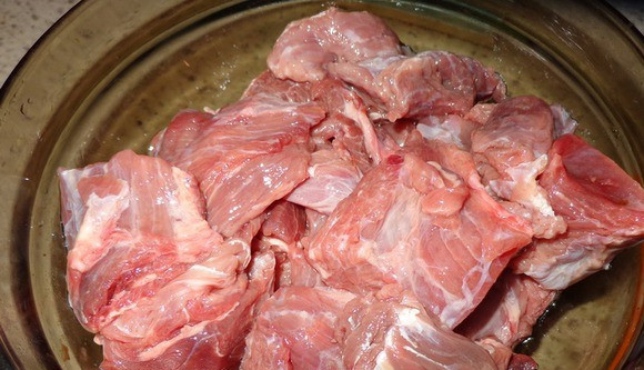 1. Этап. Говядина с киви: Очищаем говядину от лишних жилок, пленок и т.д. Режем средними кусочками.