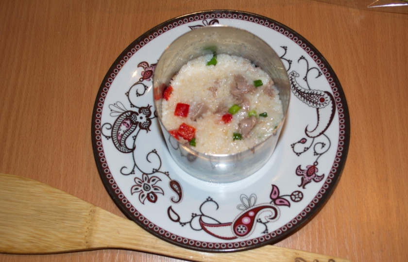 1. Этап. Салат Завтрак туриста: Соедините все продукты салата. Заправьте несколькими каплями растительного масла. Перемешайте. Поперчите и посолите. Выложите салат на тарелку.