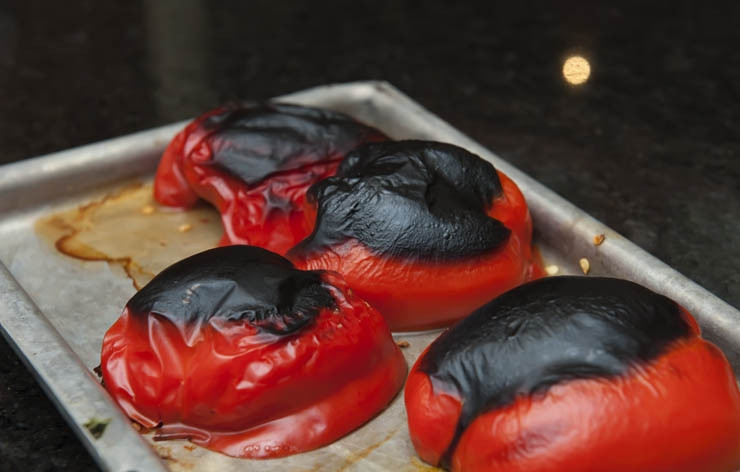 1. Этап. Паста с мясным фаршем: К этому моменты перцы уже должны быть готовы. Если шкурка легко отходит, ее можно снять.