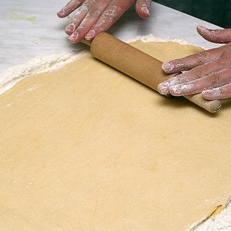 1. Этап. Пирог с сыром и мясом: Тонко раскатываем ту часть, что побольше.