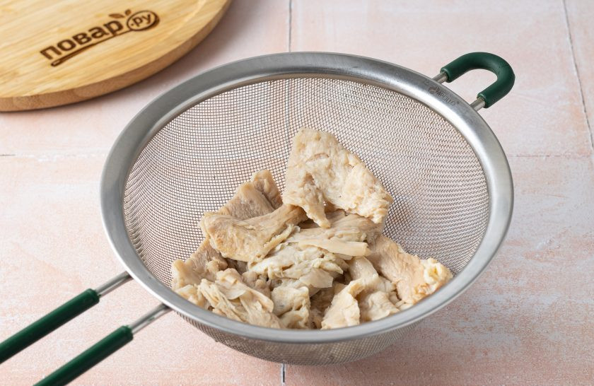 1. Этап. Соевое мясо в воке: Затем промойте в холодной воде и тщательно отожмите.