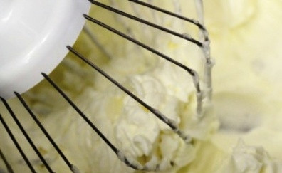 1. Этап. Торт Минутка: Взбиваем около 5-10 минут, пока крем не станет пышным. Можно добавить ванильный сахар. Затем готовым кремом смазываем коржи.