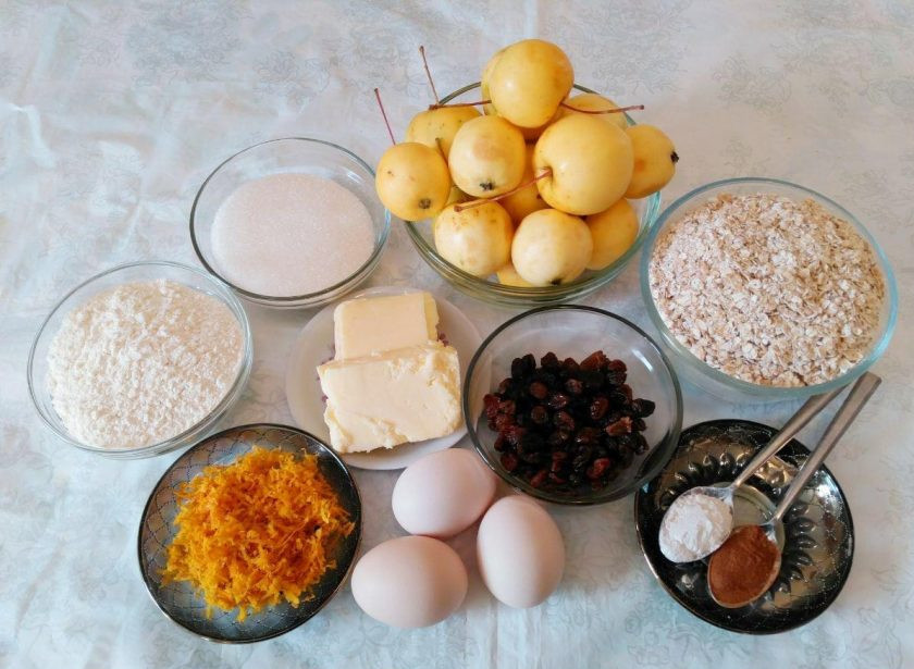 1. Этап. Яблочный пирог из овсяного теста: Подготовьте необходимые продукты. Овсяные хлопья для приготовления теста должны быть тонкого помола (зачастую, это хлопья быстрого приготовления). Также учитывайте, что сливочное масло должно быть мягким, поэтому заранее выньте его из холодильника.