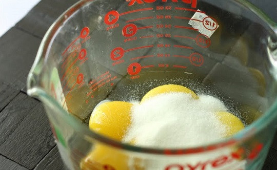 1. Этап. Мусс из маскарпоне: 2. К желткам нужно всыпать сахар. Количество его зависит от вкусовых предпочтений, и может колебаться от 3-4 ложек до стакана, например.