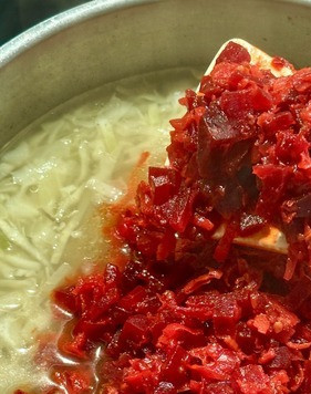 1. Этап. Борщ. Два пути: А потом выложить заправку в бульон с капустой и полчасика потомить на среднем уже нагреве.