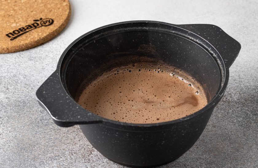 1. Этап. Какао с солью и перцем: Поставьте кастрюлю на средний огонь, доведите до кипения и варите напиток 4-5 минут.