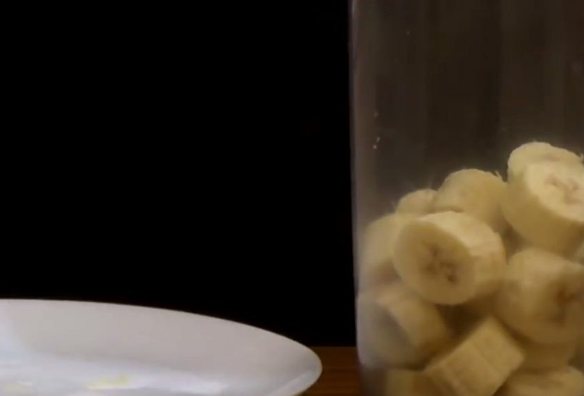 1. Этап. Легкое банановое мороженое: 2. В чашу блендера поместите замороженные бананы, натуральный йогурт, сахарную пудру (по вкусу) и корицу, взбейте до однородного состояния.