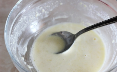 1. Этап. Кайзершмаррн с творогом: 4. Добавим полстакана молока, мешаем до однородности.