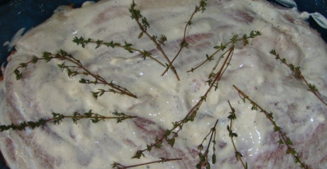 1. Этап. Рыба пангасиус в духовке: 4. По вкусу солю и перчу филе, смазываю его сметаной и укладываю сверху несколько веточек тимьяна.