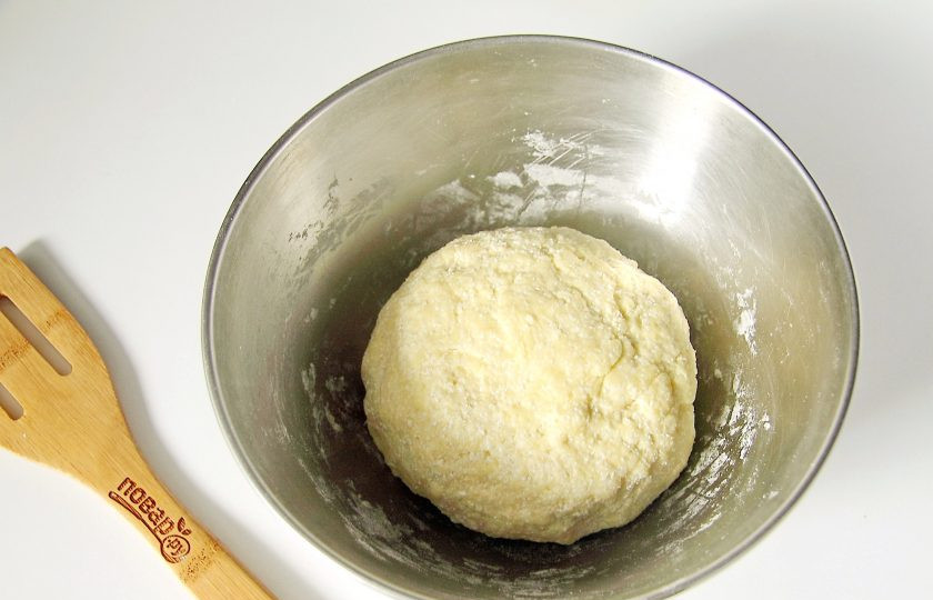 1. Этап. Киш с вишней: Замесите тесто, сформируйте шар, заверните его в пленку и уберите в холодильник на 30 минут.