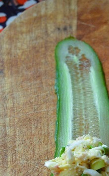 1. Этап. Салат-закуска Рождественская ёлочка: На ломтик огурца положить 1 ч. л. салата, скрутить рулетом.