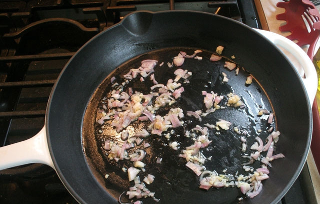 1. Этап. Ризотто с тыквой и шпинатом: Лук и чеснок почистите, мелко порежьте и обжарьте на оливковом масле до золотистого цвета.