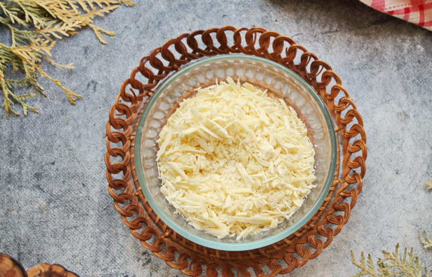 1. Этап. Конфеты Яичница: Белый шоколад измельчите и растопите на водяной бане до однородности.