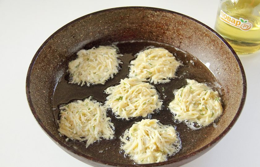 1. Этап. Оладьи из вермишели: Разогрейте на сковороде растительное масло. Столовой ложкой выкладывайте вермишель и готовьте как обычные оладьи.