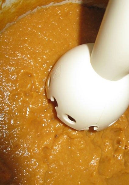 1. Этап. Кабачковая икра с мукой: Теперь наши кабачки протушились и необходимо всё перемешать при помощи блендера. Вы можете заметить, что икра уже имеет привычный оранжевый оттенок, но это не всё. На этом этапе солим её и ставим обратно на маленький огонь.