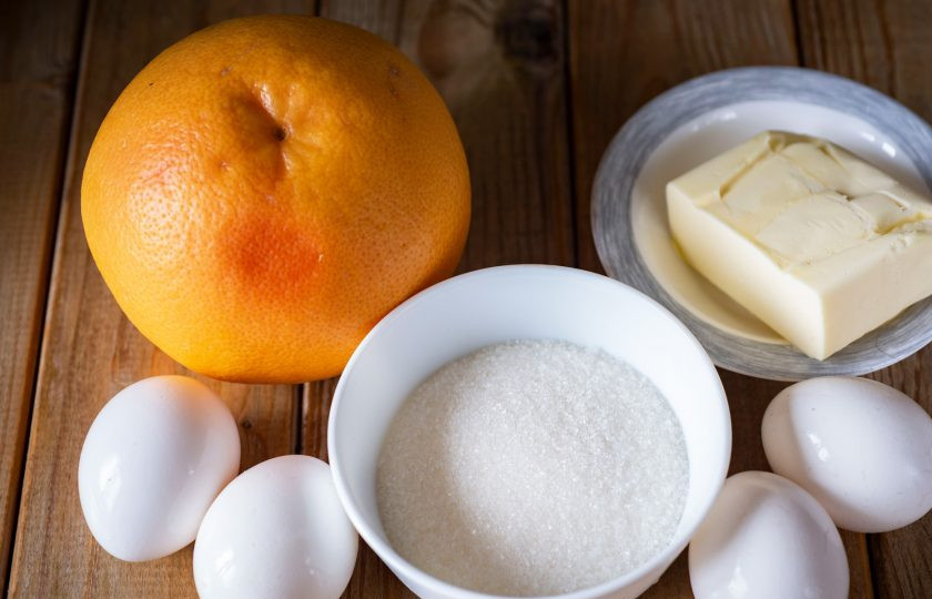 1. Этап. Грейпфрутовый курд: Все ингредиенты соберите по указанному списку. Масло сливочное достаньте заранее из холодильника, чтобы оно было предельно мягким.