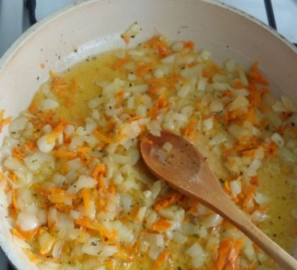 1. Этап. Грибная подлива к гречке: Морковку натрите на терке или порежьте мелко. Лук порежьте кубиками. Разогрейте сковороду, налейте масла растительного (можно и оливкового), обжарьте овощи.