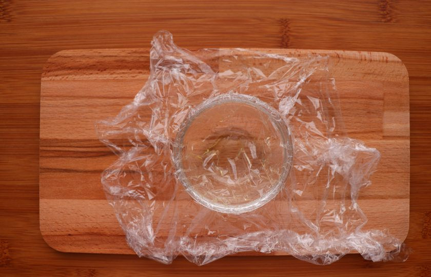 1. Этап. Яйцо пашот в пакете: Небольшую пиалу застелите пакетом. Пакет смажьте растительным маслом.