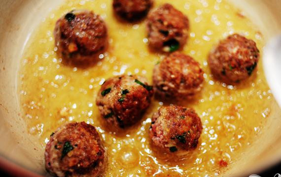 1. Этап. Спагетти с фрикадельками: Обжаривать в течении нескольких минут до коричневатого цвета.