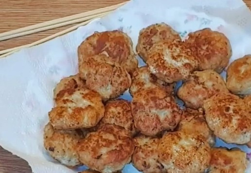 1. Этап. Шашлык из индейки в азиатском стиле: 13. Выкладываем готовые шарики на бумажное полотенце. Шарики из индейки в азиатском стиле готовы! Подавать такое блюдо можно с отварным рисом или картофельным пюре.