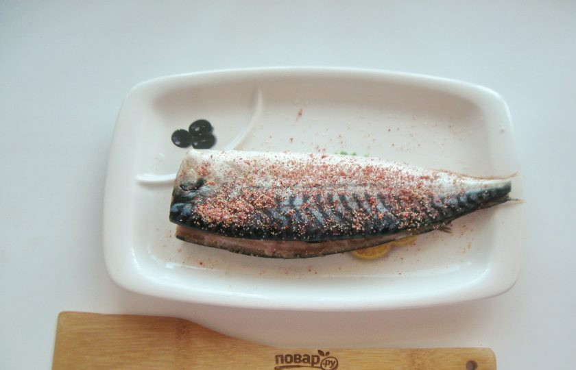 1. Этап. Скумбрия соленая в морозилке: Сложите обе половинки скумбрии и хорошо смажьте специями снаружи.