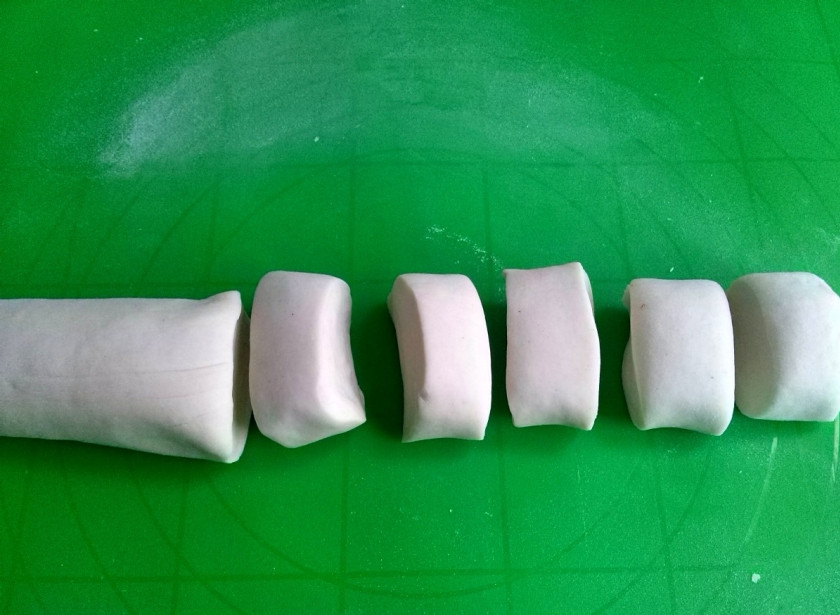 1. Этап. Хинкали (классический рецепт): Из теста скатайте колбаску и разрежьте на равные 15-17 кусочков, примерно по 40г.