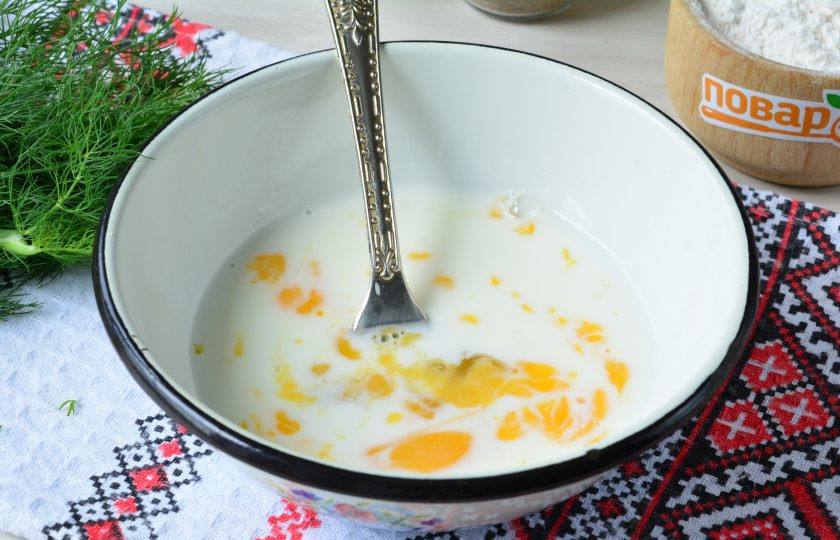 1. Этап. Овощной пирог из кабачков: Взбейте молоко с яйцами, посолите по вкусу.