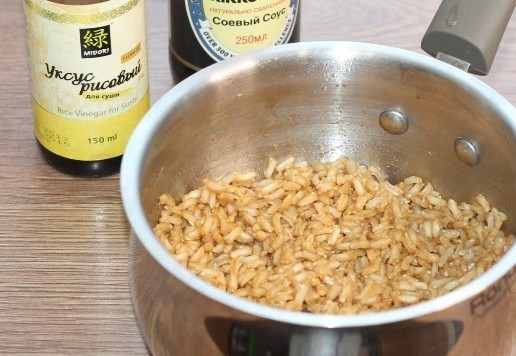 1. Этап. Гунканы с тунцом: 3. И добавляем в рис: рисовый уксус (1 ст. л. ), соевый соус (1 ст. л. - по желанию), оливковое масло (0,5 ст. л.) и маленькую щепотку сахара.