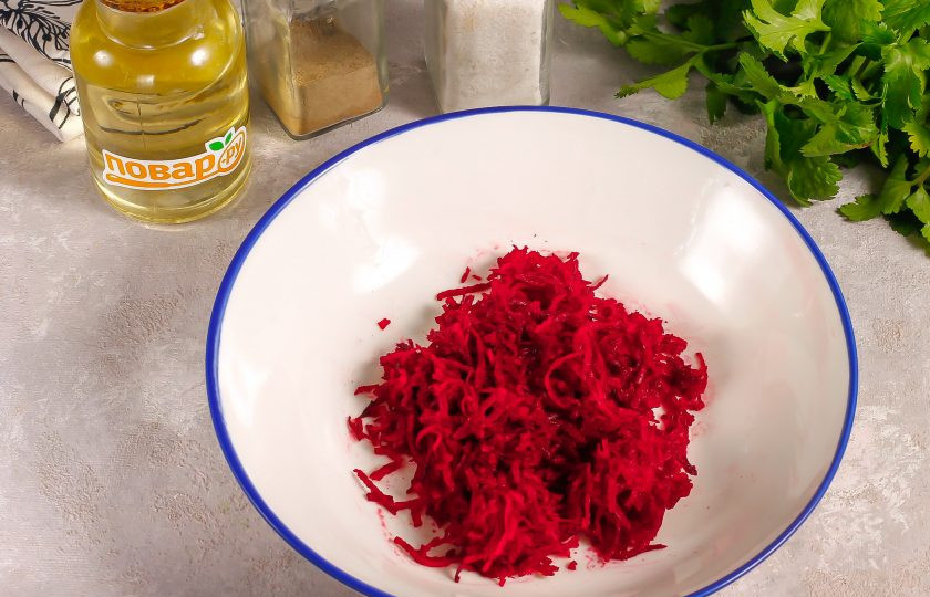 1. Этап. Гравлакс со свеклой: Если вы будете подавать гравлакс со свекольным слоем, то свеклу лучше заранее отварить. Если же вы его удалите, нарезая только мякоть рыбы, то свеклу можно использовать сырую. В последнем случае важен лишь ее сок. Очистите овощ от кожуры и натрите на терке с мелкими ячейками.