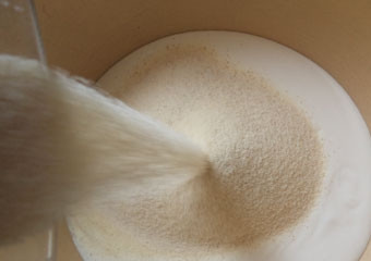 1. Этап. Манник на густой сметане в мультиварке: Сметану соедините с манкой.