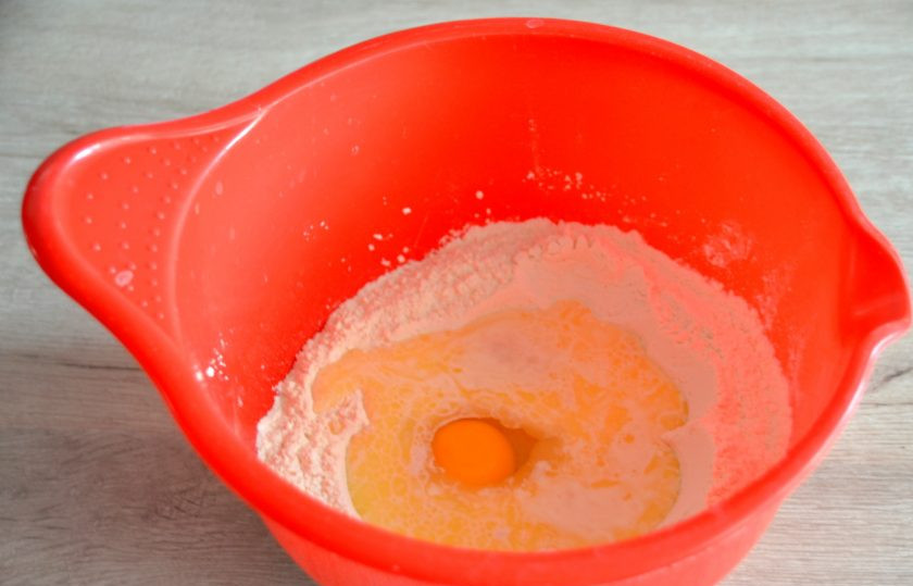 1. Этап. Канадские булочки: Добавьте 1 яйцо и 35 грамм растопленного сливочного масла.