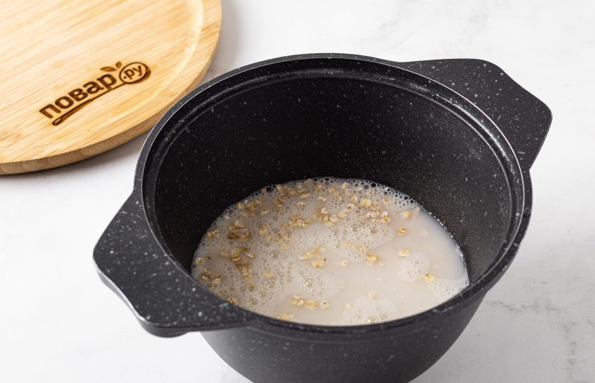 1. Этап. Каша с бататом: Влейте в кастрюлю с толстым дном молоко, добавьте сахар, корицу и овсяные хлопья. Доведите до кипения. Варите кашу под крышкой на медленном огне 5-7 минут.