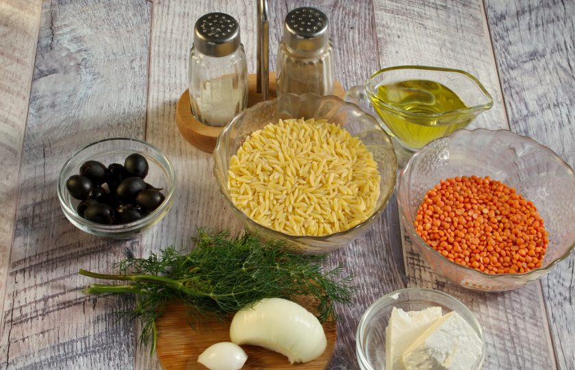 1. Этап. Макароны Орзо с чечевицей и сыром: 1. Подготовьте продукты. Чечевицу промойте в прохладной воде, просушите.