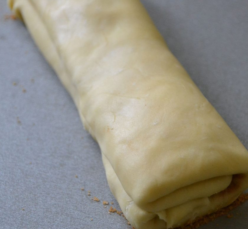 1. Этап. Печенье Арлетт: Сделайте еще один подворот теста, получается подобие рулета.