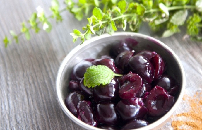 1. Этап. Вишнево-миндальный крамбл: 1. Смешайте вишню, предварительно очищенную от косточек, с лимонным соком и водой. Тушите на медленном огне в сотейнике до мягкости ягод.