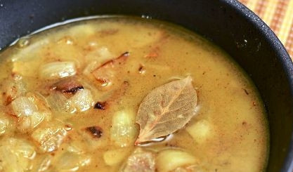 1. Этап. Подлива для мяса: Выливаем бульон в сковороду и добавляем лавровый лист, соль (можно добавить и приправы любимые).