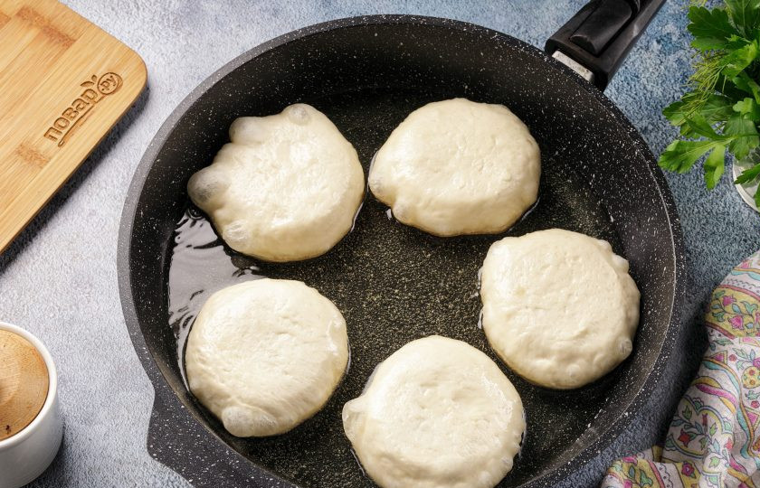 1. Этап. Дрожжевые беляши на воде: На сковороде разогрейте растительное масло для жарки. Выложите на сковороду беляши, сначала вниз открытой стороной.
