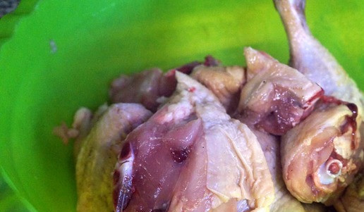 1. Этап. Курица с овощами в духовке: Окорочка и крылья разрезать на порционные куски.