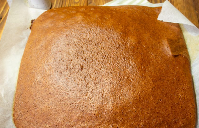 1. Этап. Медовик без сахара: Достаньте испеченный корж и дайте ему остыть.