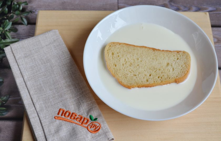 1. Этап. Горячие бутерброды с творогом: 4. Кусочки батона окуните в молоко сначала одной, затем другой стороной.