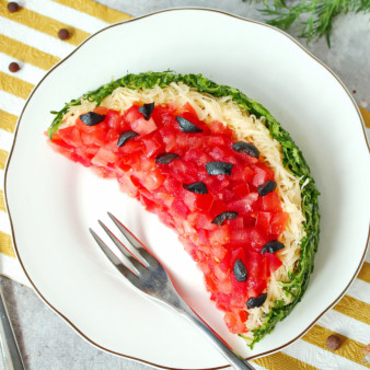 Салат Арбузная долька с курицей и грибами