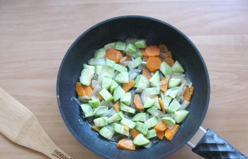 1. Этап. Фунчоза с красной рыбой: Налейте растительное масло, 30 мл. воды. Накройте сковороду крышкой и тушите овощи до желаемой мягкости. Посолите по вкусу.