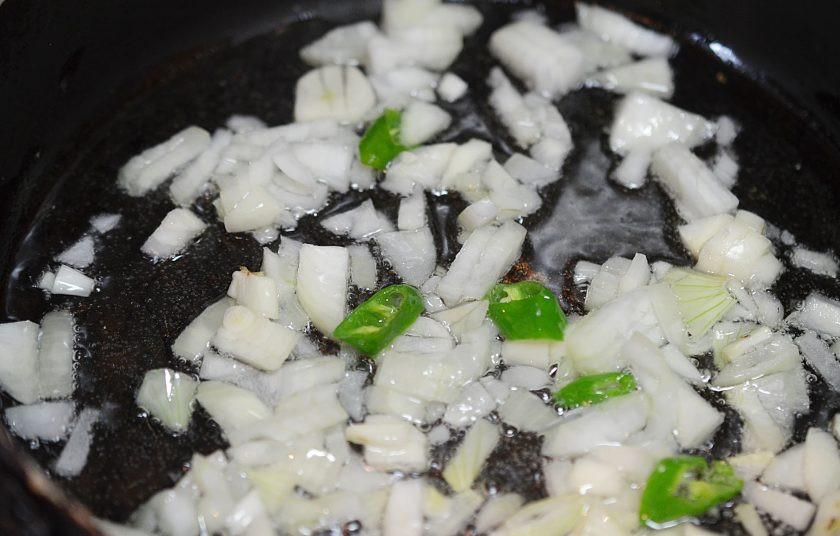 1. Этап. Кхау Пхат (жареный рис): Обжарьте на масле лук, чеснок и чили.