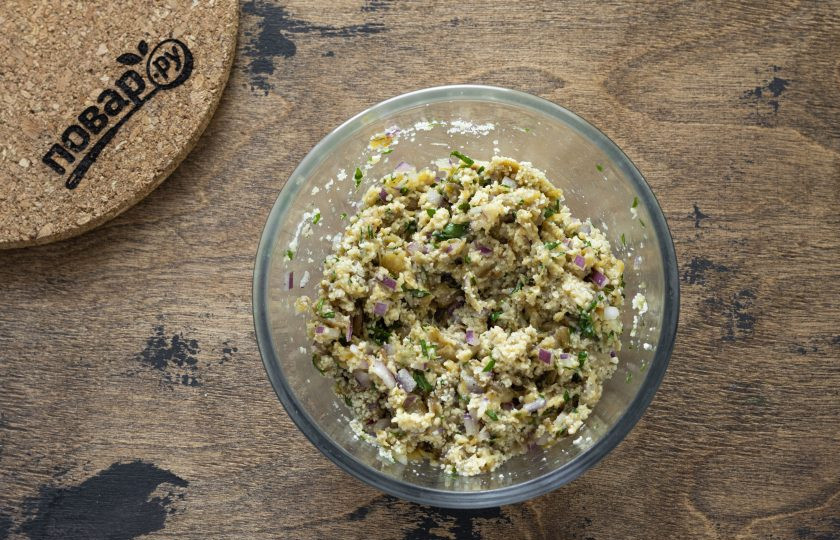 1. Этап. Котлеты из баклажанов жареные: Начните постепенно добавлять панировочные сухари. Еще раз перемешайте. Должна получиться пластичная, чуть липкая масса.