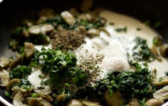 1. Этап. Грибная лазанья: 7. Добавьте на сковороду сливки (можно использовать совсем немного, только чтобы сделать начинку сочнее), свежие или сушеные травы, соль и перец. Все как следует перемешайте.