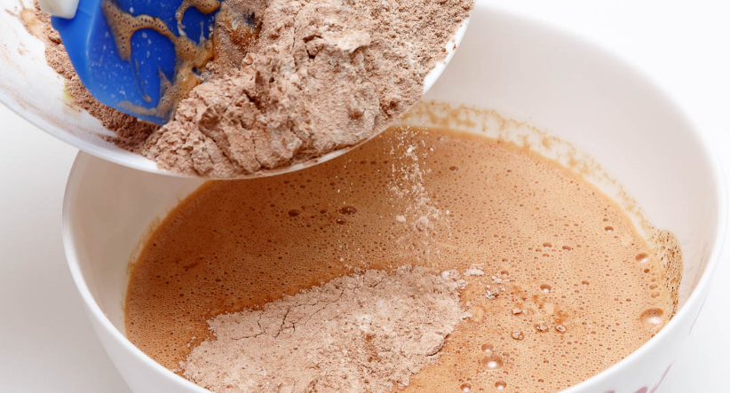 1. Этап. Каниши: 1. Смешаем сахар и масло, разотрем. Вводим в эту массу предварительно взбитые яйца, добавим молоко, какао и муку, а также разрыхлитель. Все тщательно перемешаем.