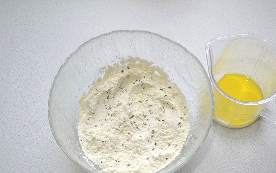 1. Этап. Крекеры с семенами льна: 3. Молоко немного прогрейте и соедините с растительным маслом. Влейте тонкой струйкой в сухие ингредиенты.