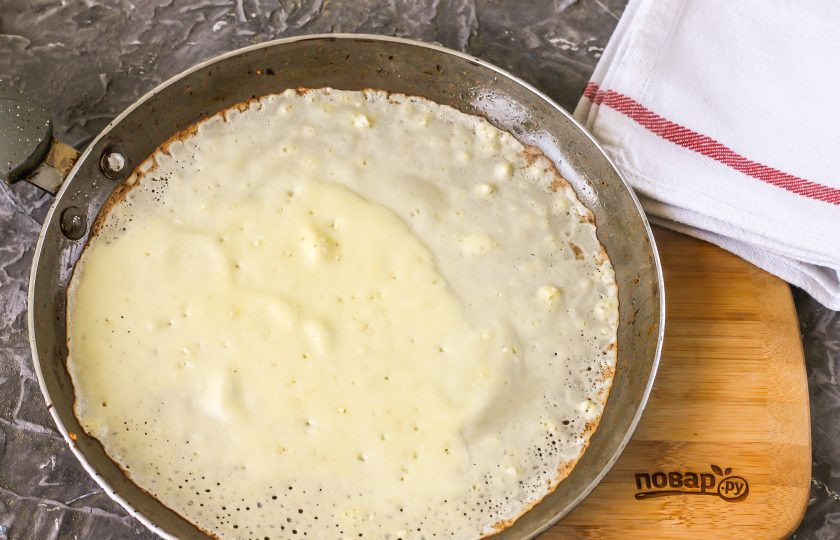 1. Этап. Лимонные блины: Спустя указанное время прогрейте на плите сковороду, смазанную растительным маслом. Влейте на нее часть блинного теста и обжарьте с обеих сторон по 1 минуте. Таким образом приготовьте и остальные блины.